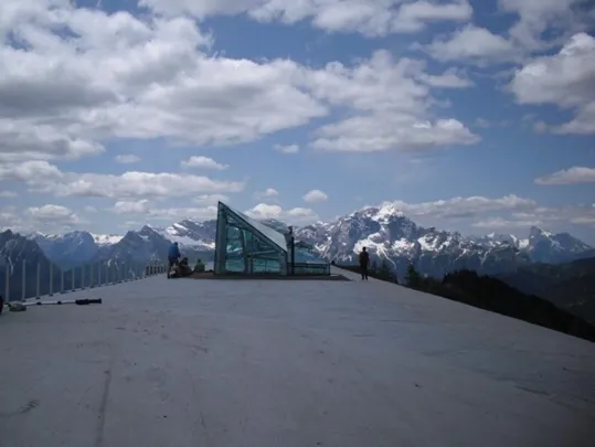 Il forte Rite davanti al gruppo Moiazza-Civetta