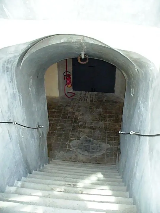 Museo delle Nuvole - scala d´accesso al pozzo, notare l'anello per il posizionamento del cannone