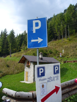 Museo delle Nuvole - indicazioni per il parcheggio a Forcella Cibiana