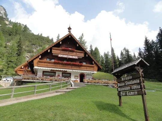 Il Rifugio Staulanza sull'omonimo passo