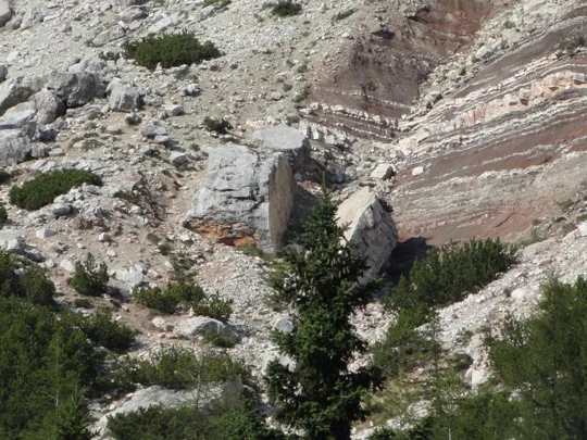 Orme Dinosauri - altre roccde lungo la salita