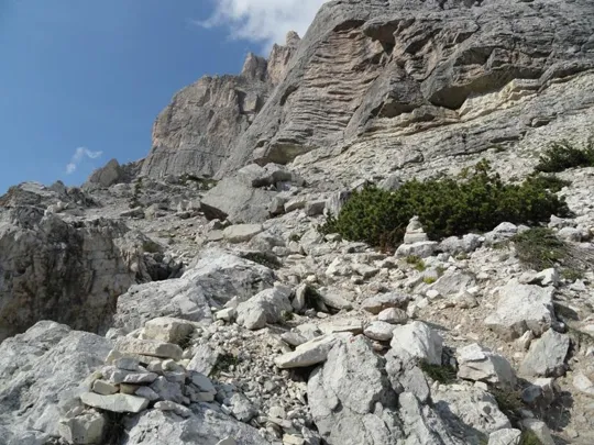 Orme Dinosauri - sentiero delimitato dagli ometti in pietra