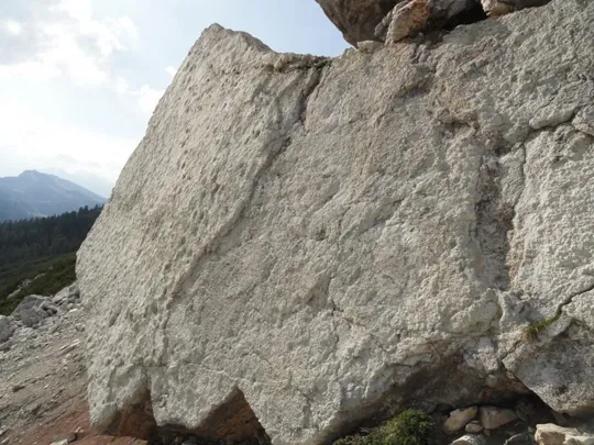 Orme Dinosauri - eccoci all'enorme blocco di dolomia