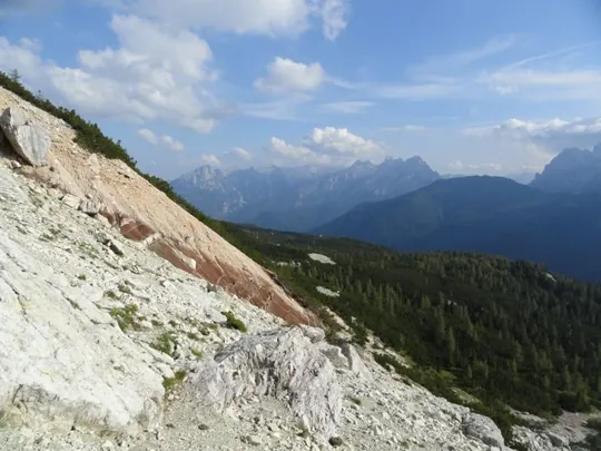 Orme Dinosauri - panorama verso Spiz di Mezzo - San Sebastiano - Tamer