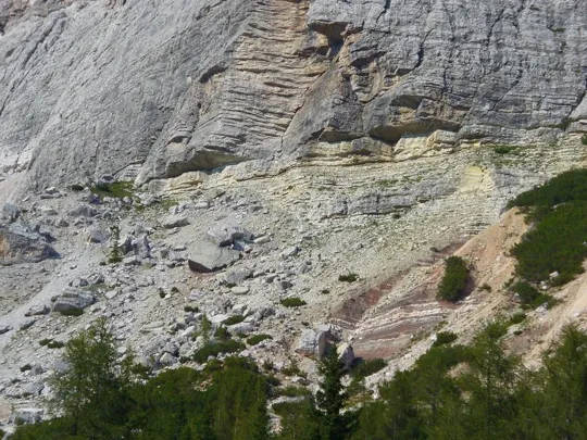 Orme Dinosauri - é possibile scorgere il masso preistorico sotto la parete