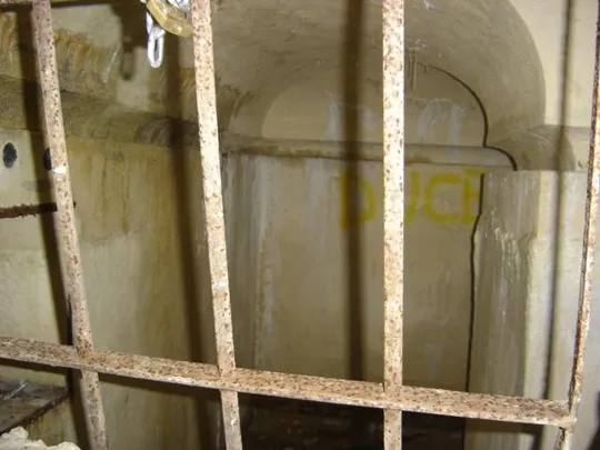 - Passo Tre Croci - L'inferriata che blocca l'accesso alla postazione inferiore