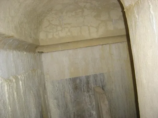 - Passo Tre Croci - Notare sulle pareti la canala per la raccolta dell'umidità