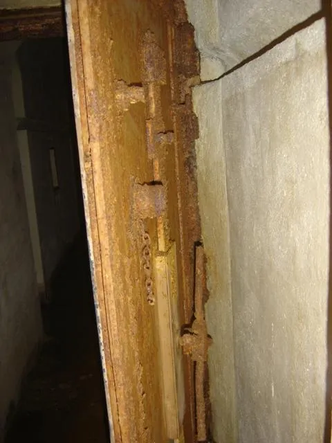 - Passo Tre Croci - Congegno di chiusura delle porte