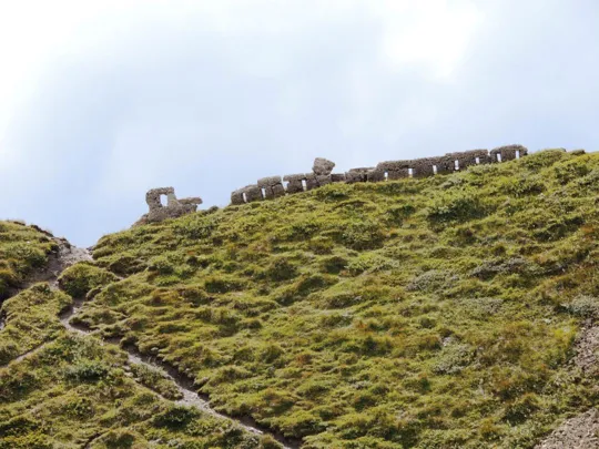 Il muro dotato di feritoie che corre lungo la sella