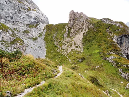 Quota 2209 - La selletta fortificata, con a sn il monte Chiadenis e a dx l'anti-cima