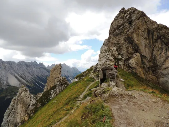 Quota 2209 - Il profilo della muratura e l'anti-cima