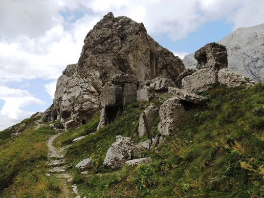 Quota 2209 - Ruderi della muratura e l'anti-cima