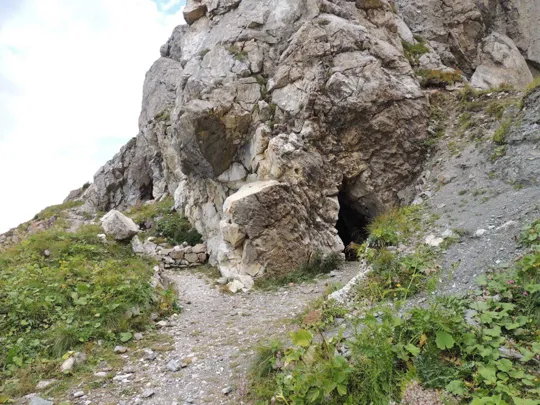 A sinistra il sentiero che risale il costone roccioso