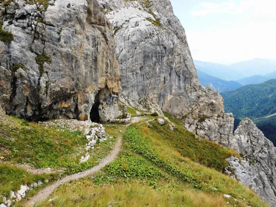 Verso la Valle Sesis il pendio scende a precipizio