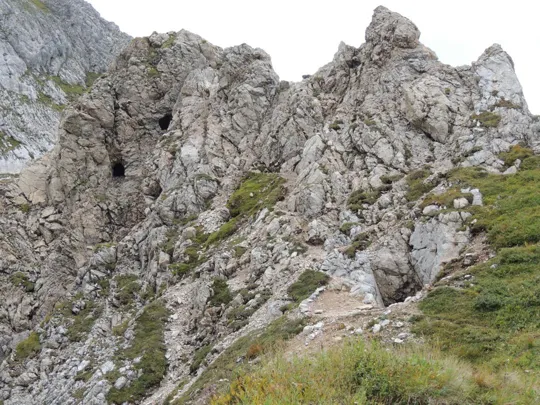 Notare le aperture sul costone roccioso dell'anti-cima