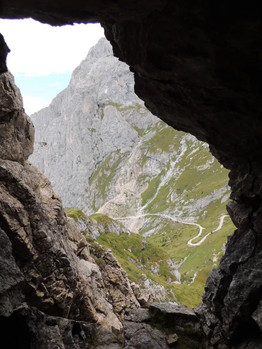 La strada che porta al rifugio Calvi e al Passo Sesis