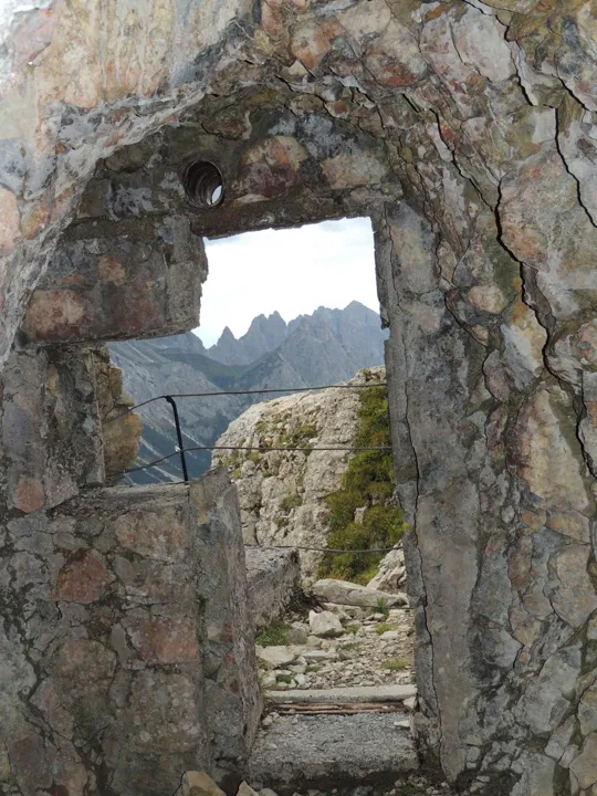 L'apertura di una galleria a Quota 2209 vista dall'interno