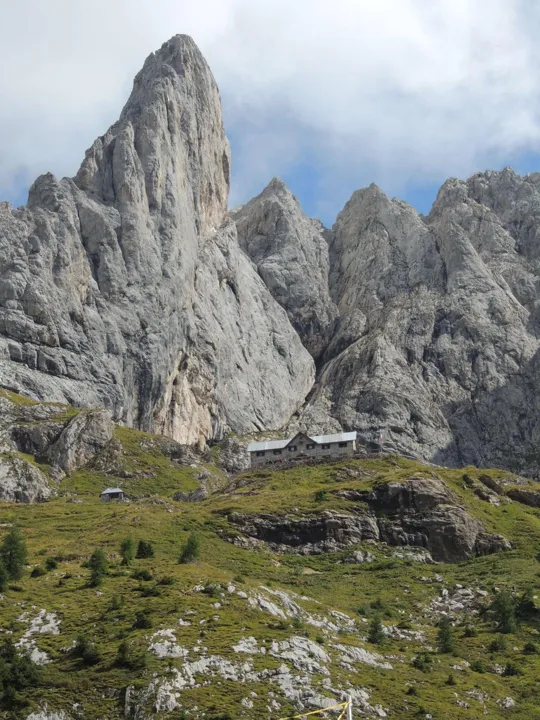 il Rifugio Calvi sotto il Pic Chiadenis
