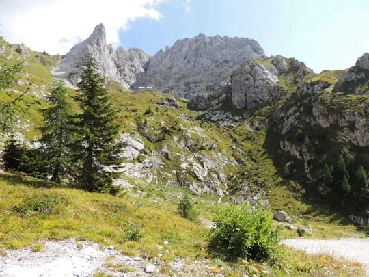 Il Rifugio Calvi tra il Pic Chiadenis e il Chiadenis