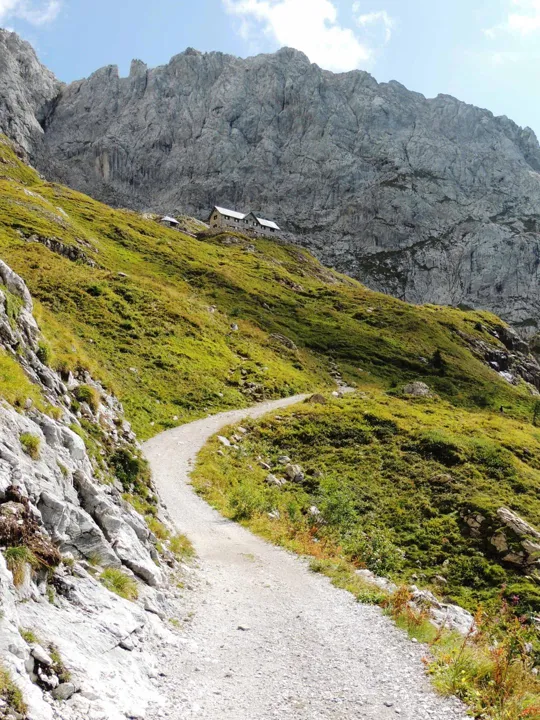 Il Rifugio Calvi sotto il Chiadenis