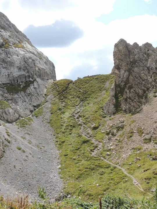 Sentiero per la sella fortificata e l'attacco della ferrata per il Chiadenis