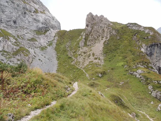 Sentiero per la sella fortificata e l'attacco della ferrata per il Chiadenis
