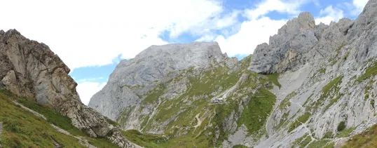 vista sul Rifugio Pier Fortunato Calvi, dall'attaco della Ferrata per il Chiadenis