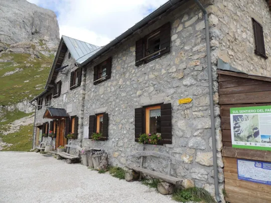 Il Rifugio Calvi sullo sfondo del Peralba