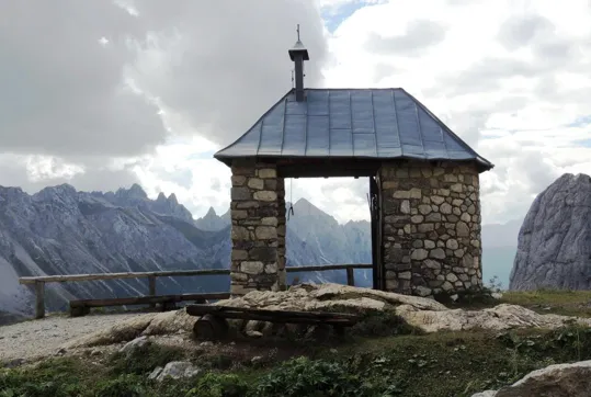 Il piccolo capitello dedicato alla Madonna con bambino