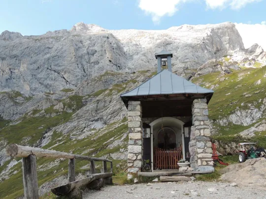 Capitello dedicato alla Madonna con Gesu Bambino