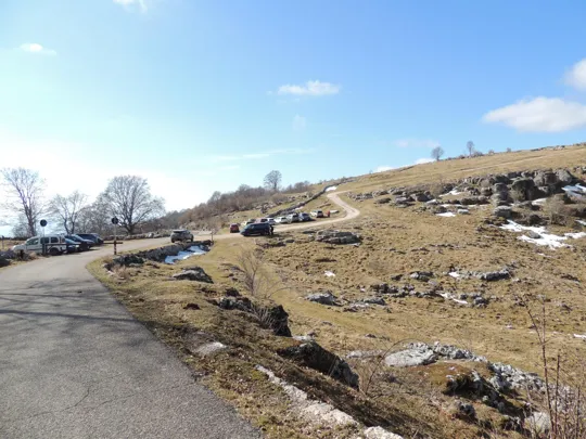 Il parcheggio di Malga Derocchetto, visto dall'inizio del nostro percorso