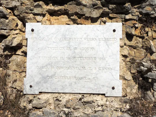 La targa a ricordo del lavoro di costruzione della strada
