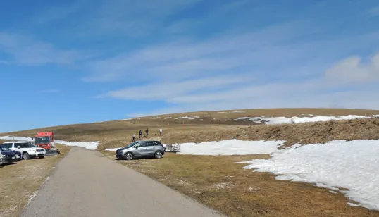 Il Bivio del Pidocchio con le auto dei gestori del rifugio