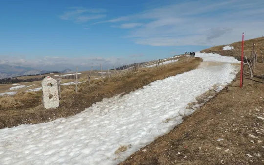 Altra caratteristica della Lessinia, spesse lastre in pietra lavorate