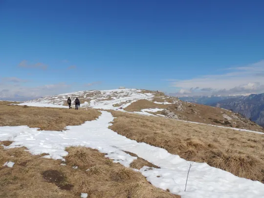 La dorsale di Castelberto, con vista sul rifugio
