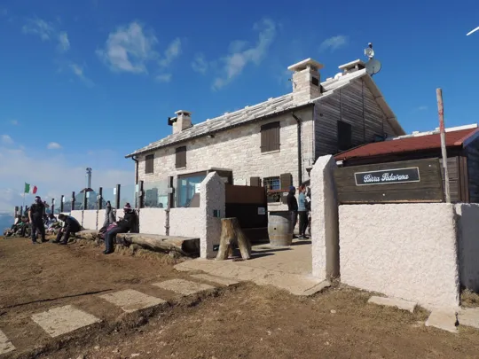 Il Rifugio Castelberto con la tipica recinzione in lastre