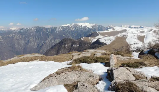 Il Monte Aguz al centro della foto si interpone tra Cima Castelberto e il Gruppo del Carega