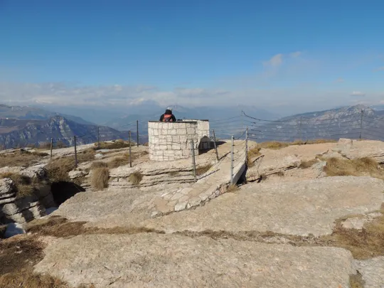 Il piccolo osservatorio al centro delle trincee
