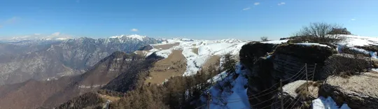 Vista a 180° verso Est, dal Gruppo del Pasubio, il Carega fino al rifugio Castelberto