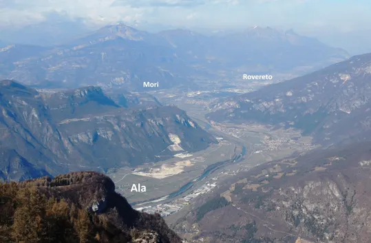 Vista sulla Valle dell'Adige, fino a Mori e Rovereto