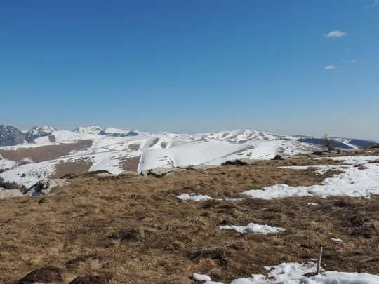 Vista verso Est: il Monte Sparavieri e il Monte Tomba