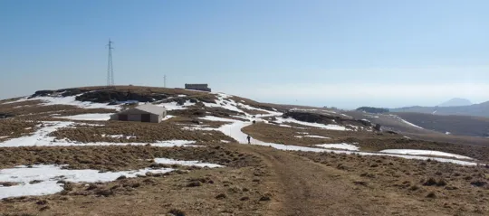 In alto Malga Pidocchio, a destra il complesso di rocce
