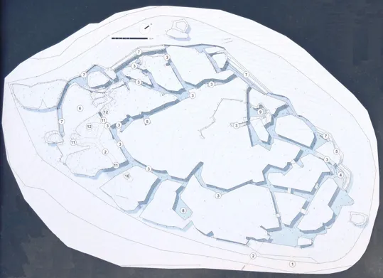 1- Ingresso 2- Galleria di collegamento 3- Scale 4- Nido di mitragliatrici 5- Riservetta per munizioni 6- Postazione obice di piccolo calibro 7- Postazione per fucilieri  8- Cisterna  9- Infermeria  10- Alloggio gruppo elettrogeno  11- Ingresso gallerie  12- Punti di osservazione in galleria