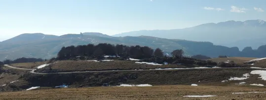 Sullo sfondo da sn, il Corno Mozzo, Monte Cornetto con il ripetitore radio e il Corno d'Aquilio. Oltre la catena del Baldo da Punta di Naole a Cima Costabella.
