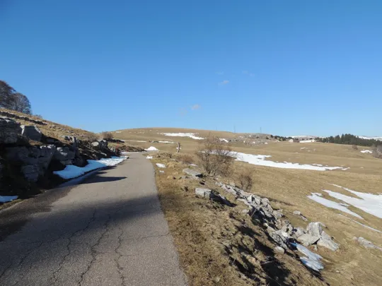 Il nostro percorso  sempre verso Nord, le auto che s'intravedono in fondo sono quelle al Bivio del Pidocchio