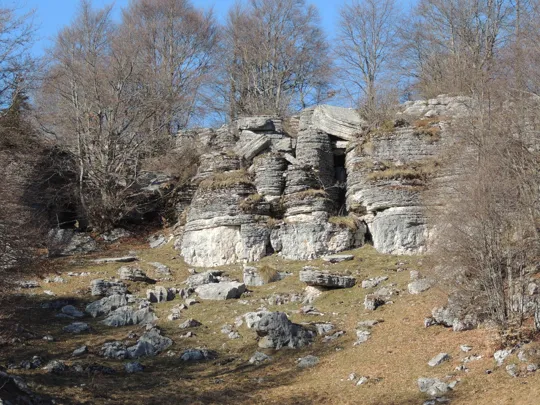 Ben visibili i caratteristici strati delle rocce della Lessinia
