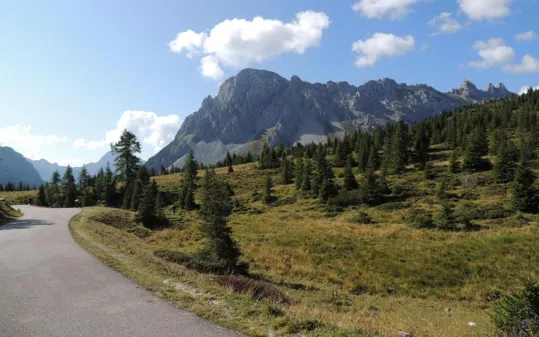Guardando indietro verso il parcheggio e il monte Lastroni