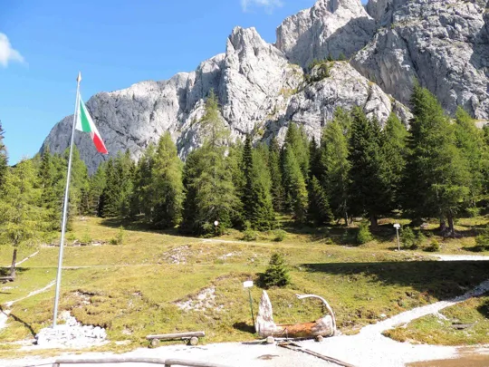 la sorgente davanti al fianco Sud del Monte Peralba