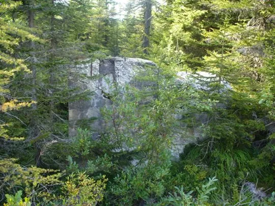 - Passo Monte Croce di Comelico - Base di una teleferica, ai lati del percorso -