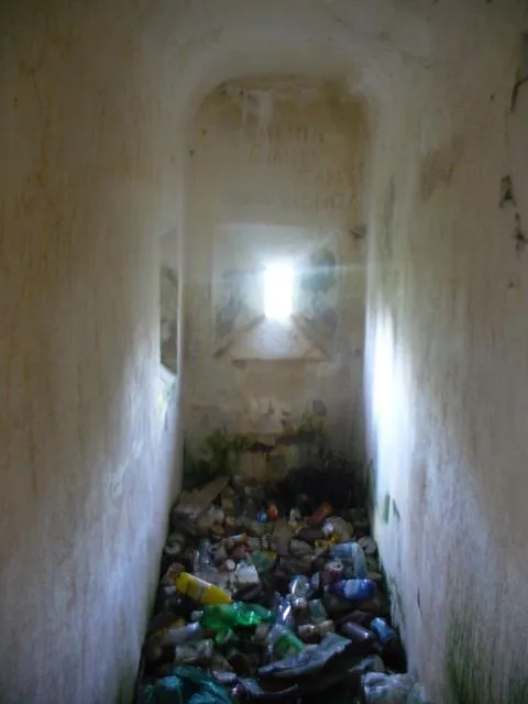 - Passo Monte Croce di Comelico - La caponiera a difesa dell'ingresso, ingombra di rifiuti -